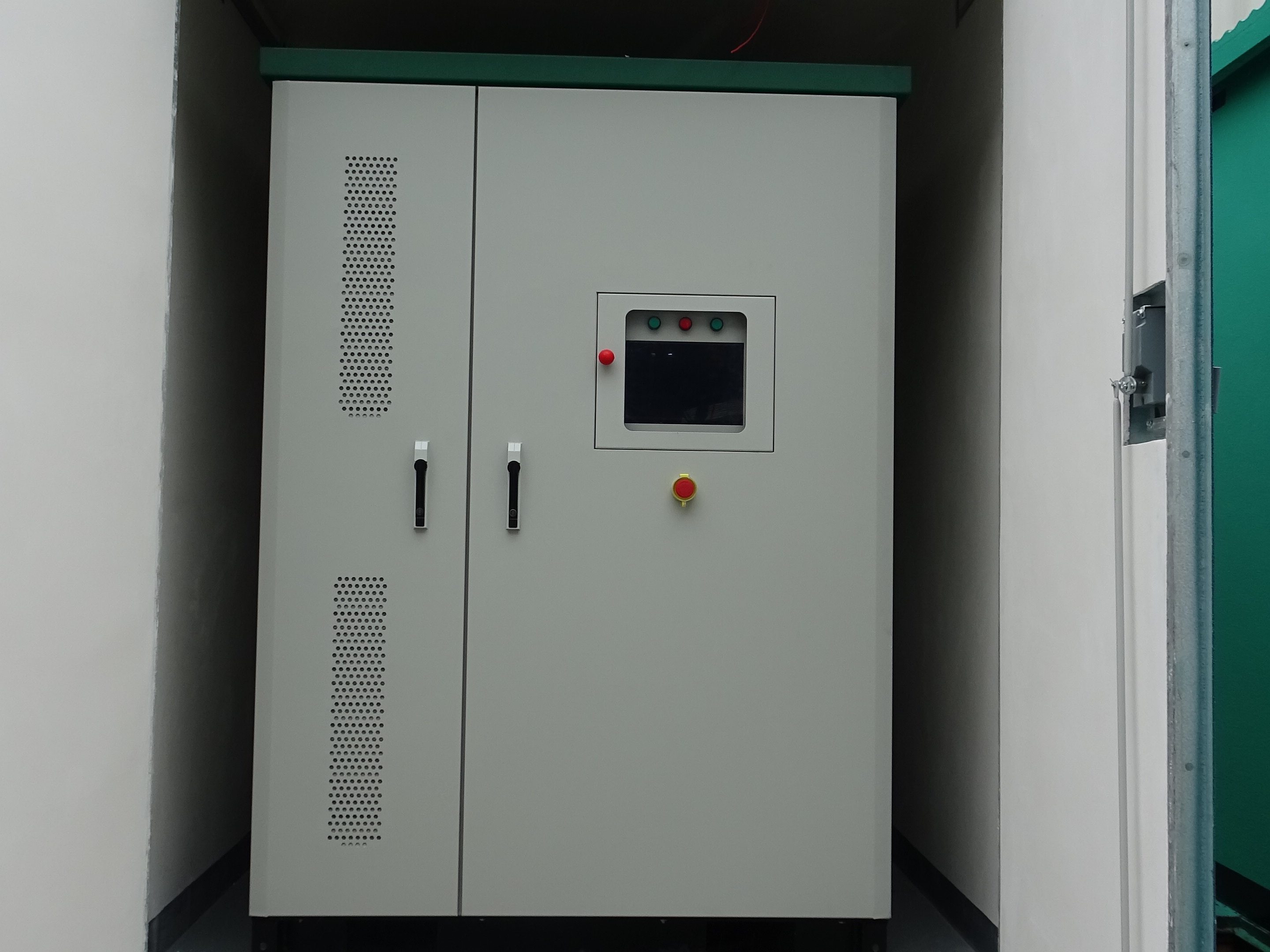 Safe and reliable integrated industrial and commercial energy storage cabinet