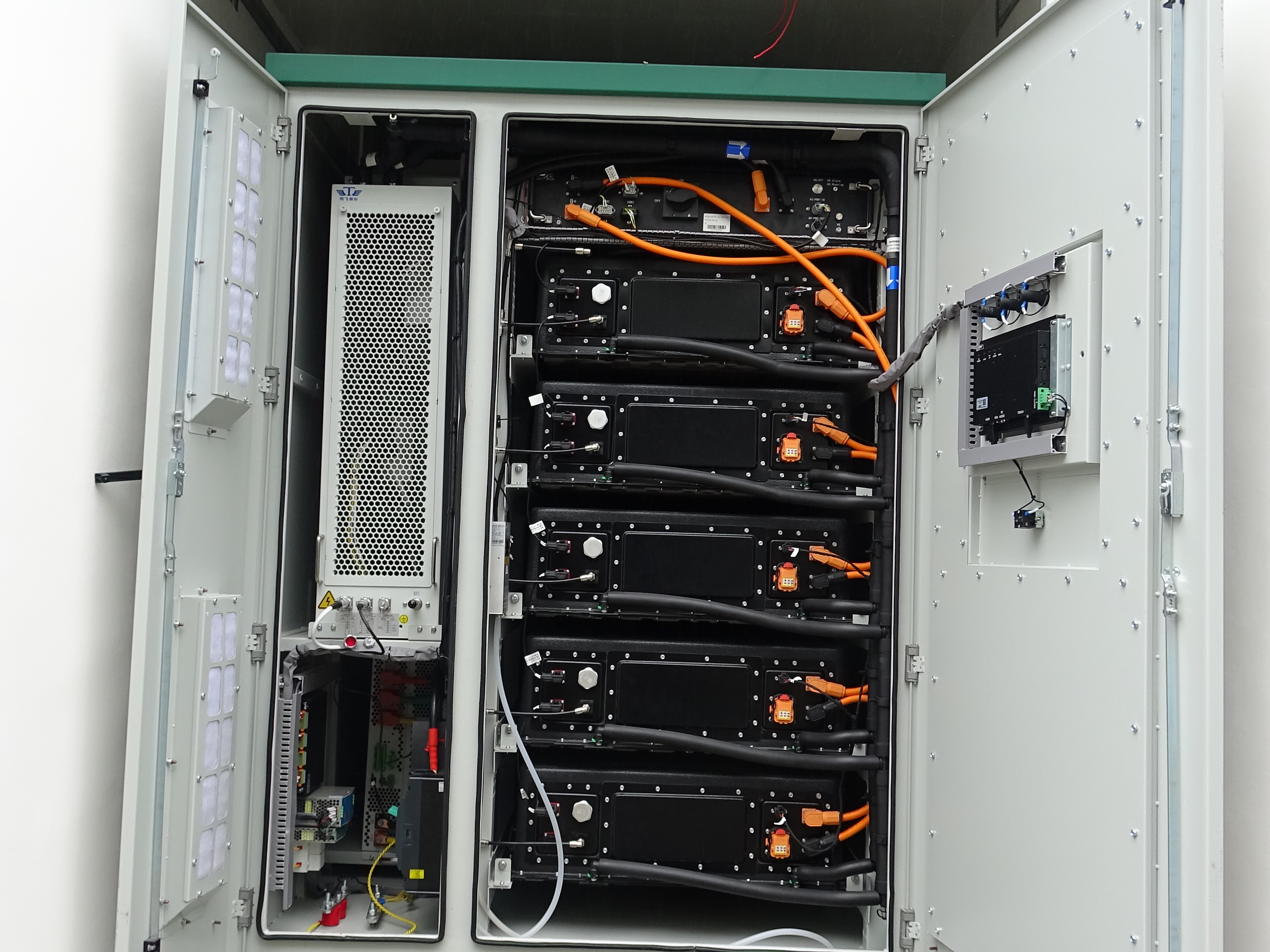 Safe and reliable integrated industrial and commercial energy storage cabinet