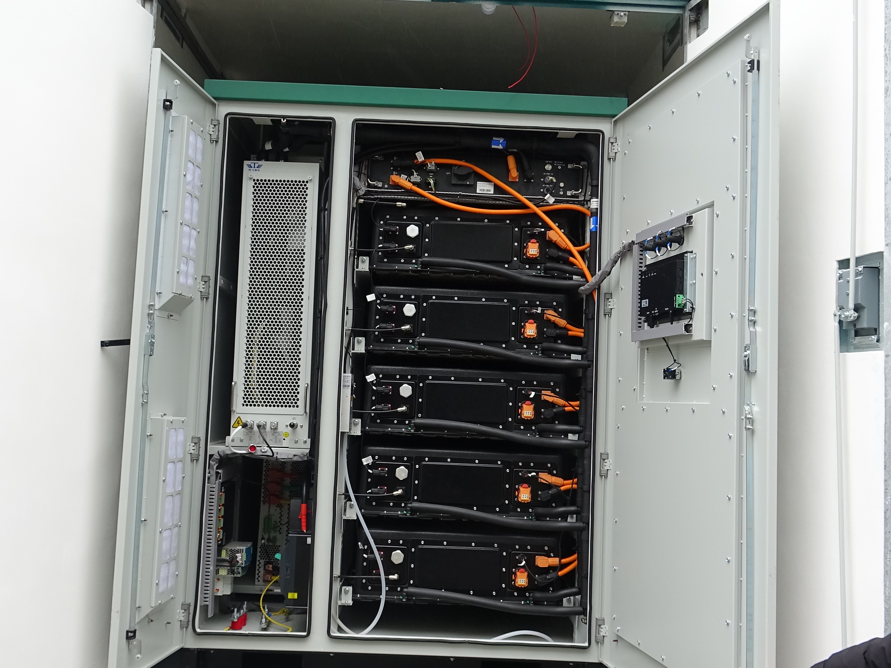 Safe and reliable integrated industrial and commercial energy storage cabinet