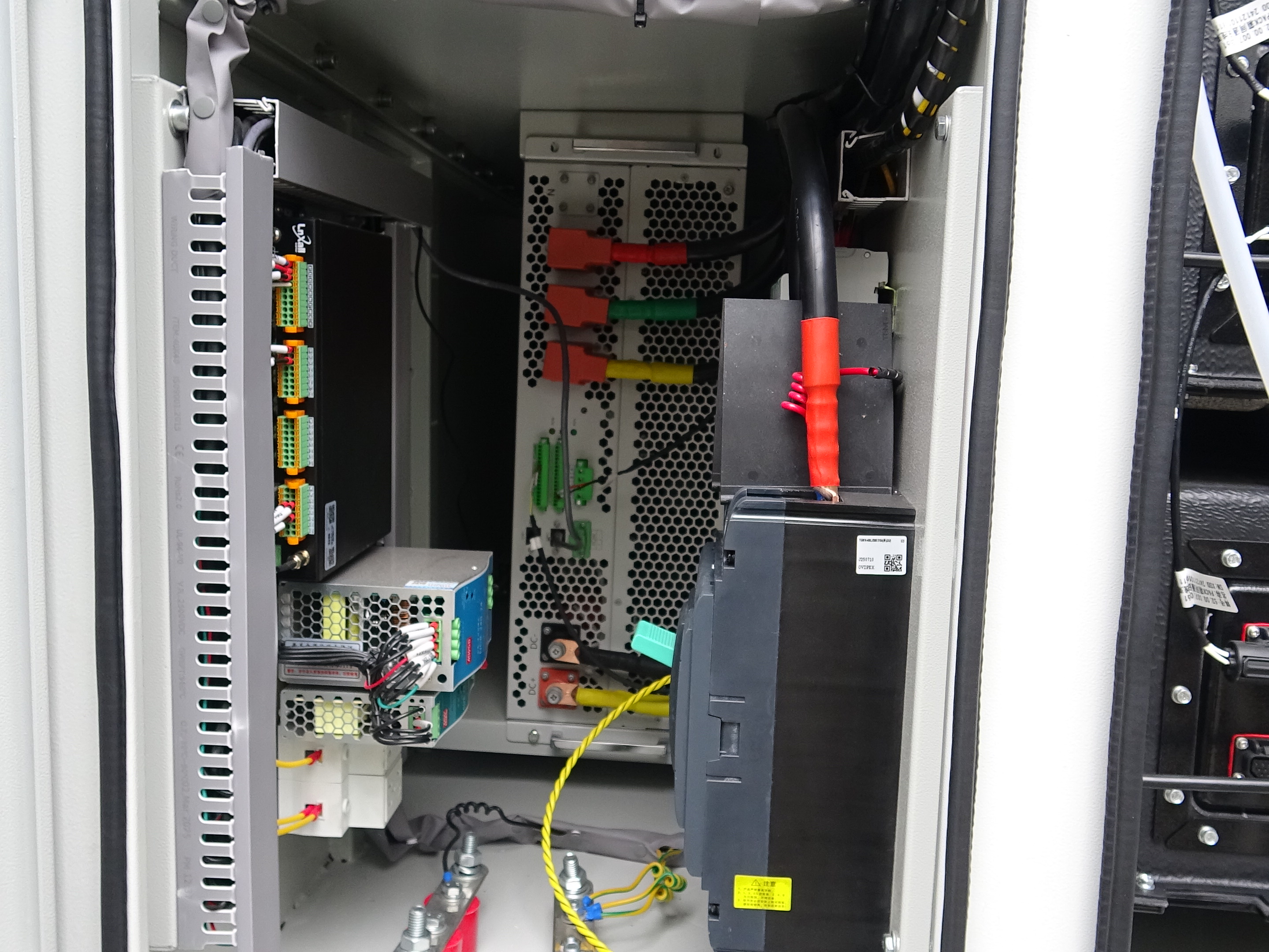 Safe and reliable integrated industrial and commercial energy storage cabinet